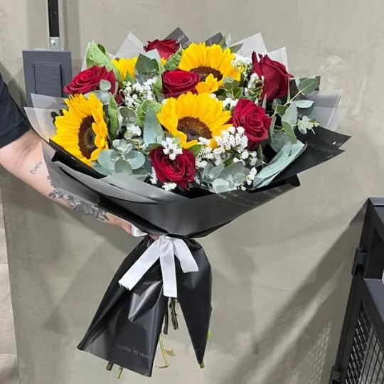 Ramo flores rosas rojas importadas y girasoles